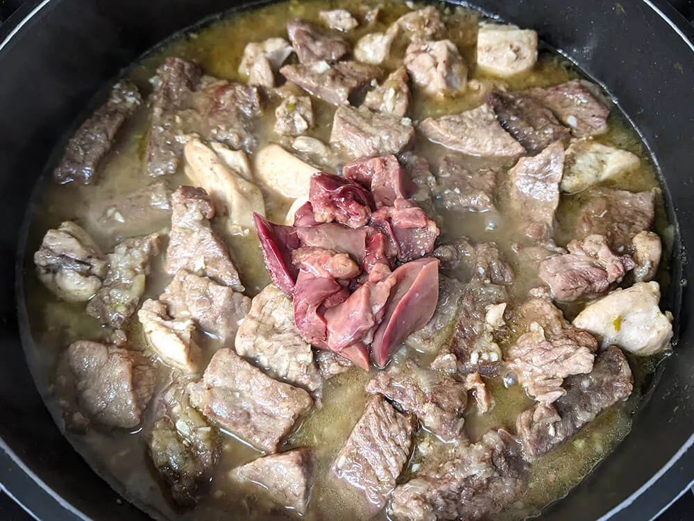 Carne e hígado de pollo.