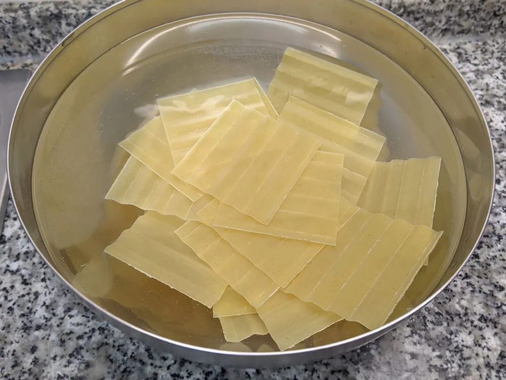 Placas de canelones en remojo.