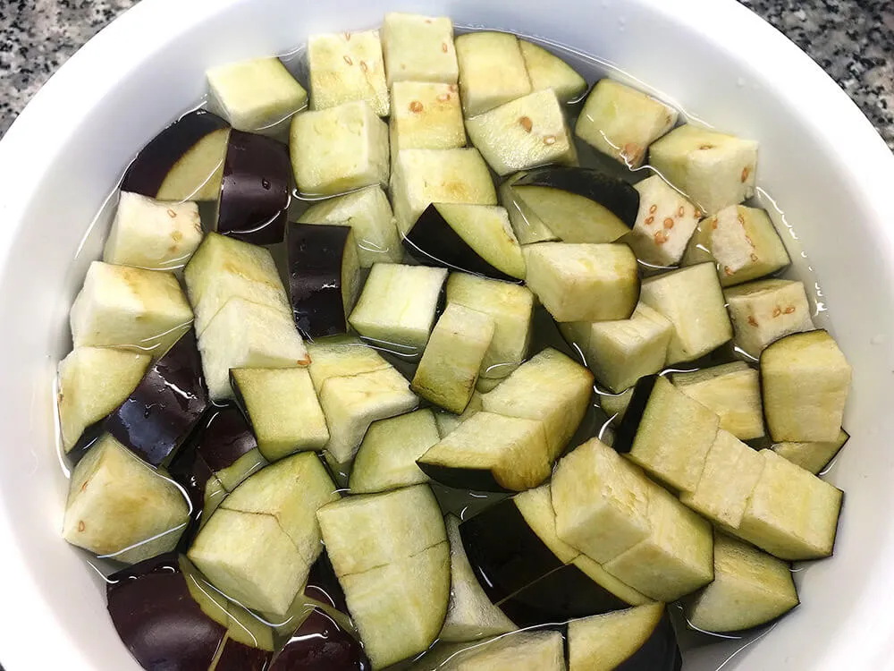Berenjenas cortadas a cuadrados grandes en remojo