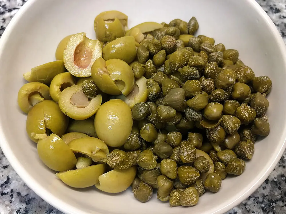 Aceitunas cortadas y alcaparras