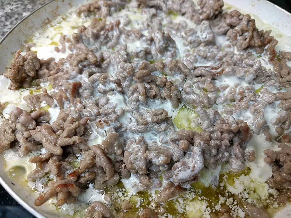 Carne picada cocinada con crema de leche