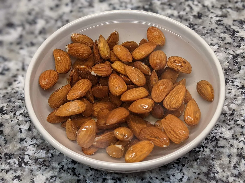 Almendras crudas en remojo.