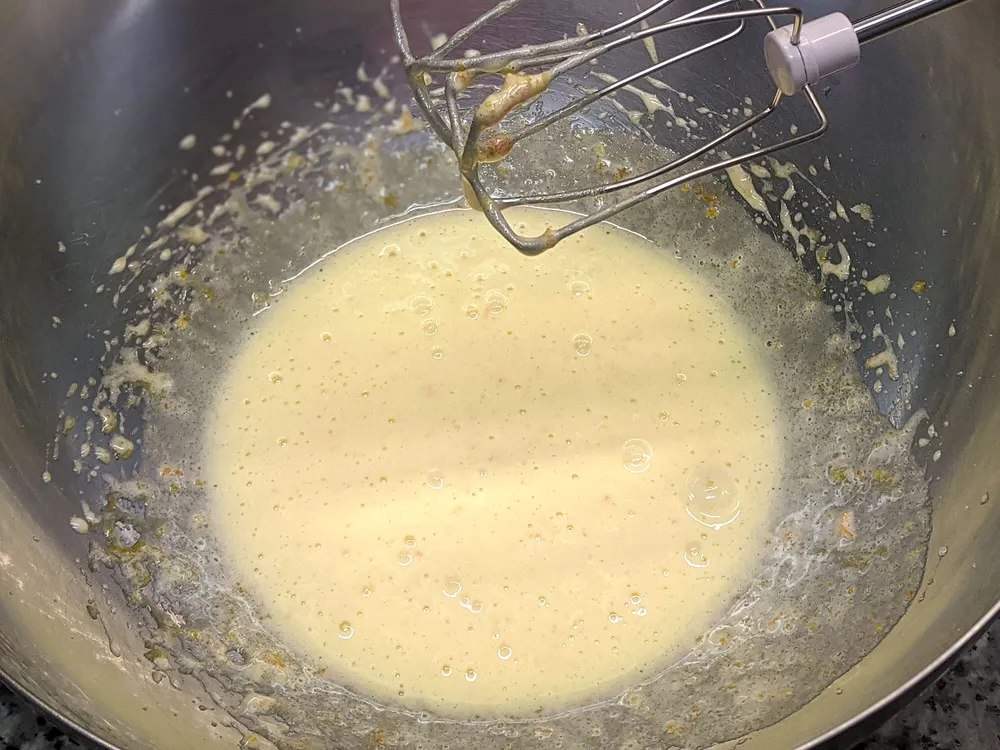 Huevo y azúcar batidos.