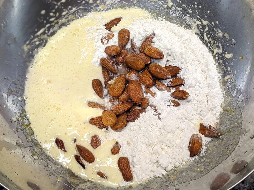 Huevo y azúcar batidos, harina, levadura y almendras crudas.