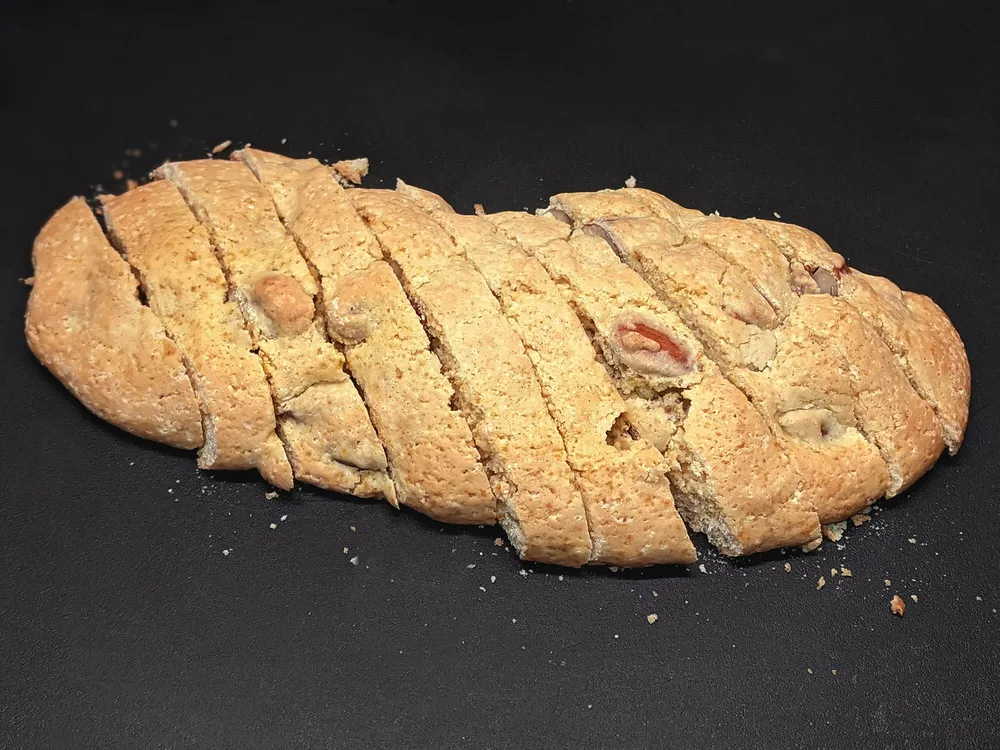 Pasta de carquiñolis horneada y cortada.