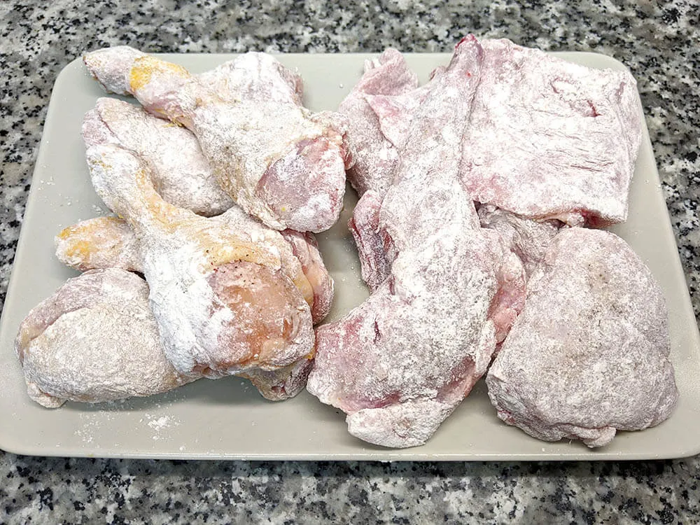 Pollo y conejo enharinado.