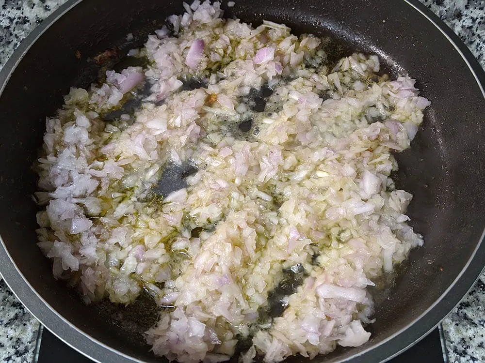 Cebolla y diente de ajo picados.