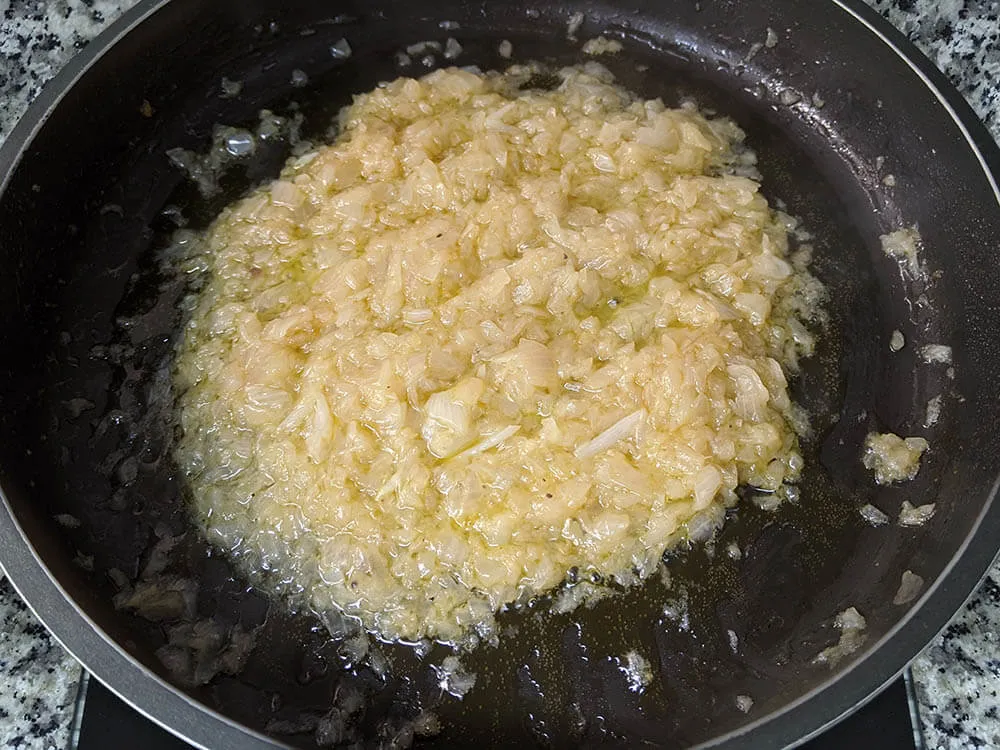 Cebolla y diente de ajo rehogados.
