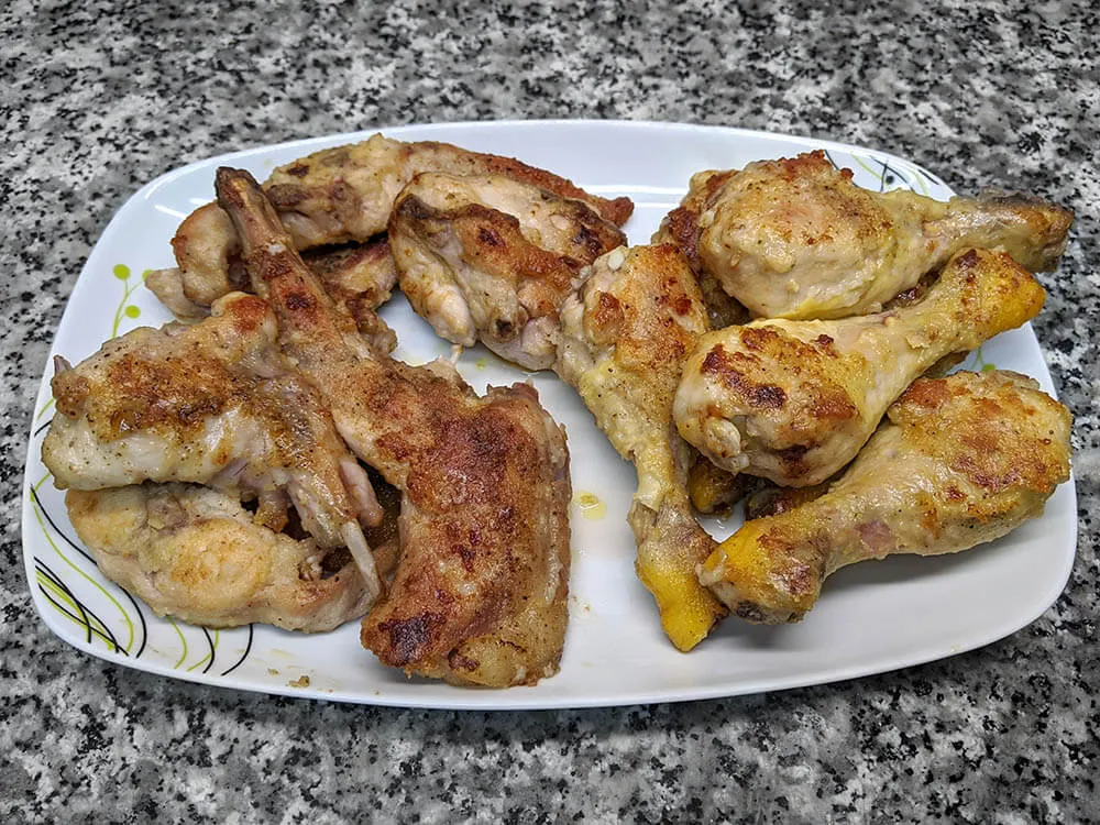 Pollo y conejo dorado.