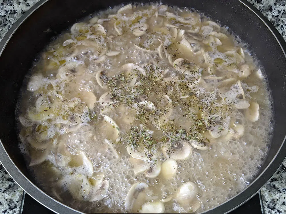 Cebolla y diente de ajo rehogados, champiñones laminados, cava, orégano, tomillo y romero.