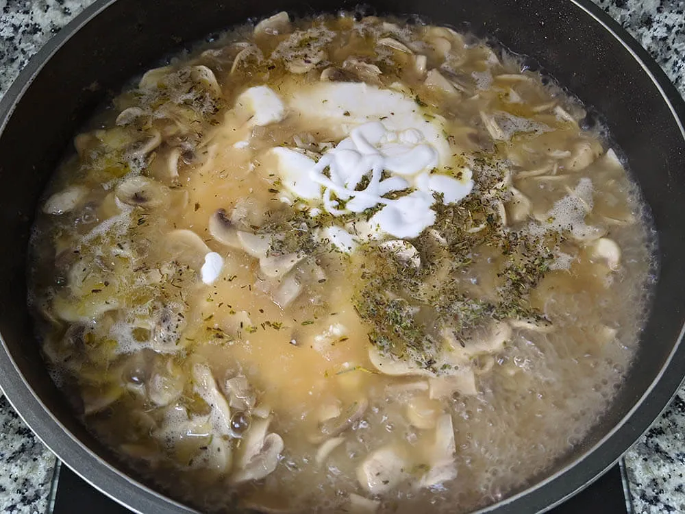 Cebolla y diente de ajo rehogados, champiñones laminados, cava, orégano, tomillo, romero y crema de leche.