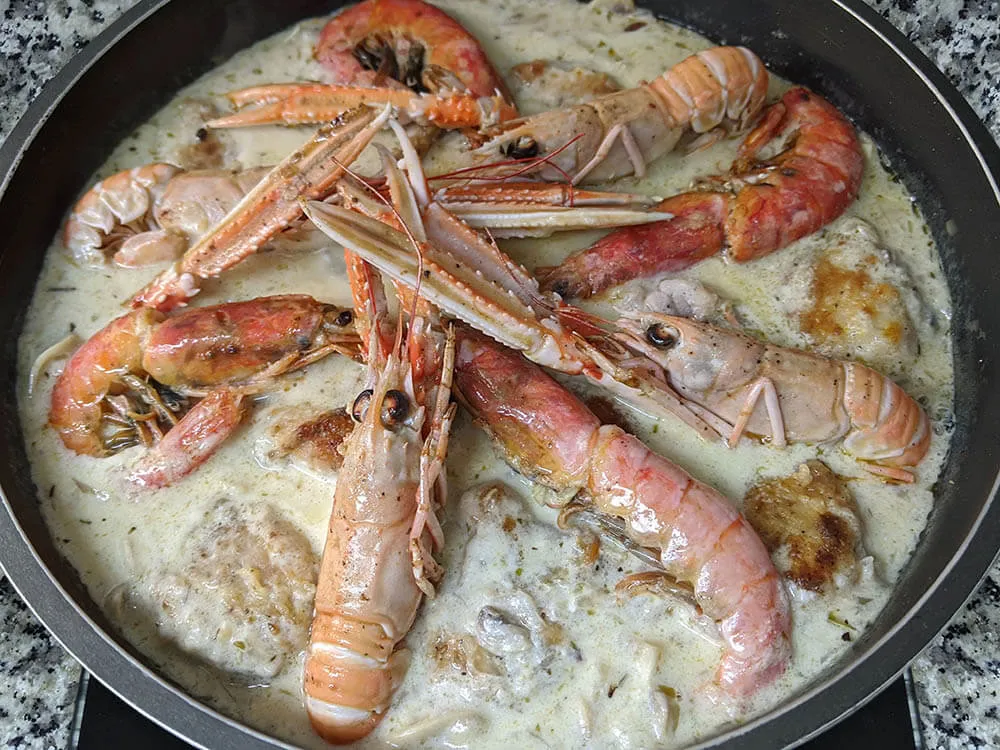 Cazuela de pollo y conejo con escamarlanes