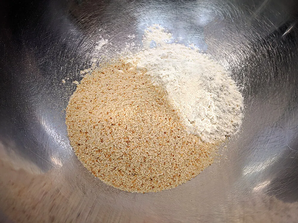 Harina y pan rallado.