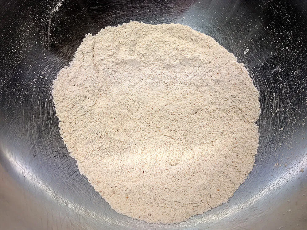 Harina y pan rallado mezclados.