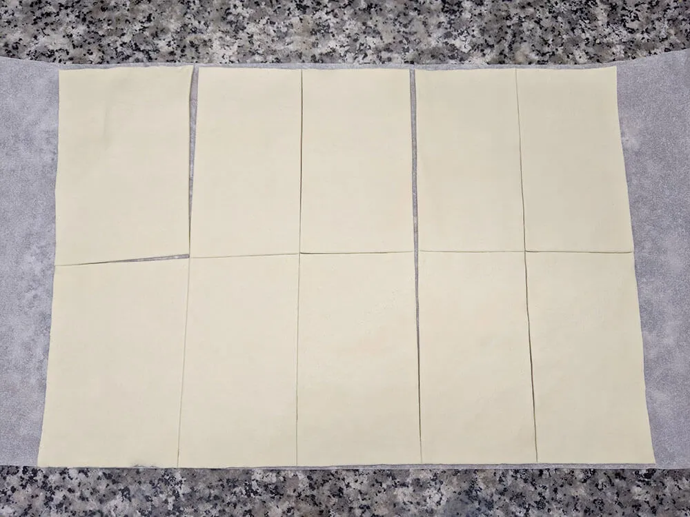 Masa de hojaldre fresca cortada a rectángulos.