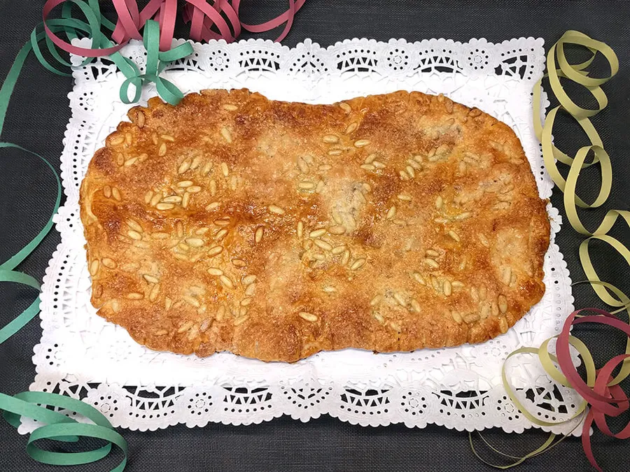 Coca de chicharrones