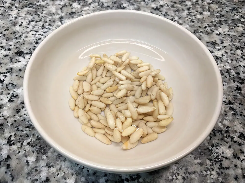 Piñones en remojo con agua