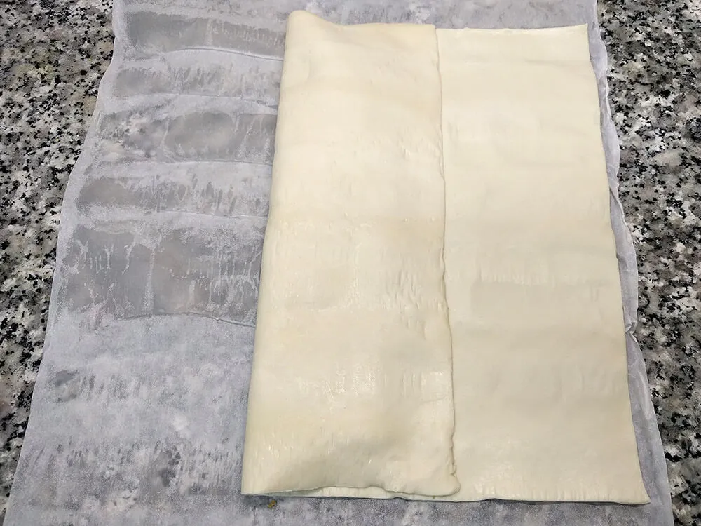 Masa de hojaldre rellena de chicharrones con azúcar