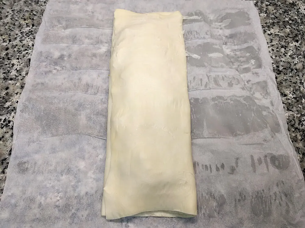 Masa de hojaldre rellena de chicharrones y azúcar