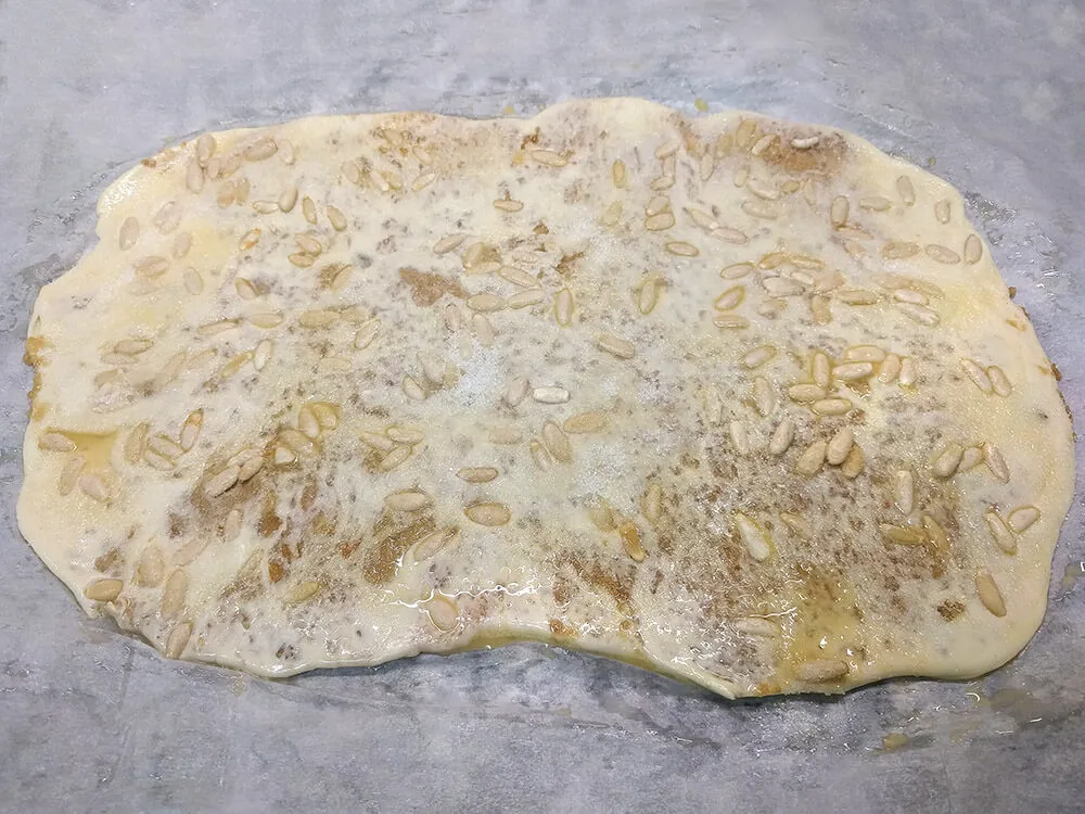 Coca de chicharrones lista para hornear