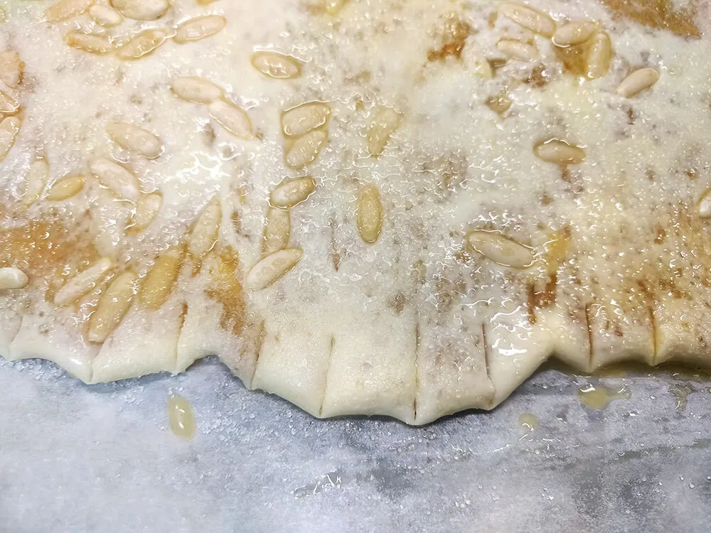 Coca de chicharrones lista para hornear