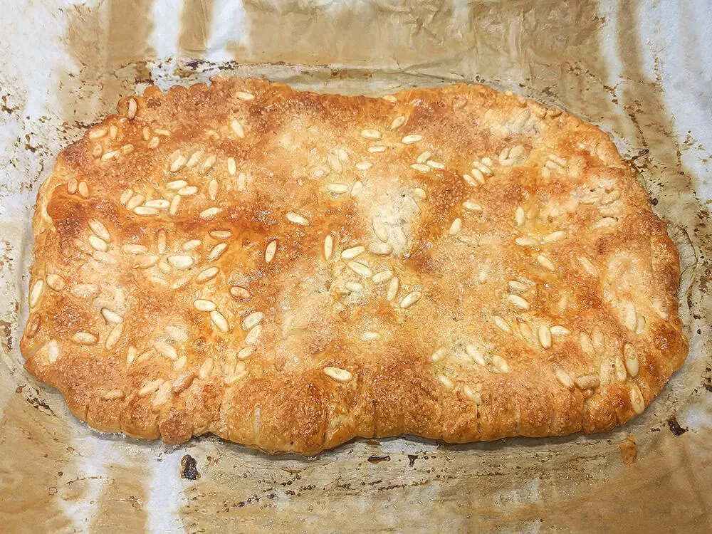 Coca de chicharrones horneada