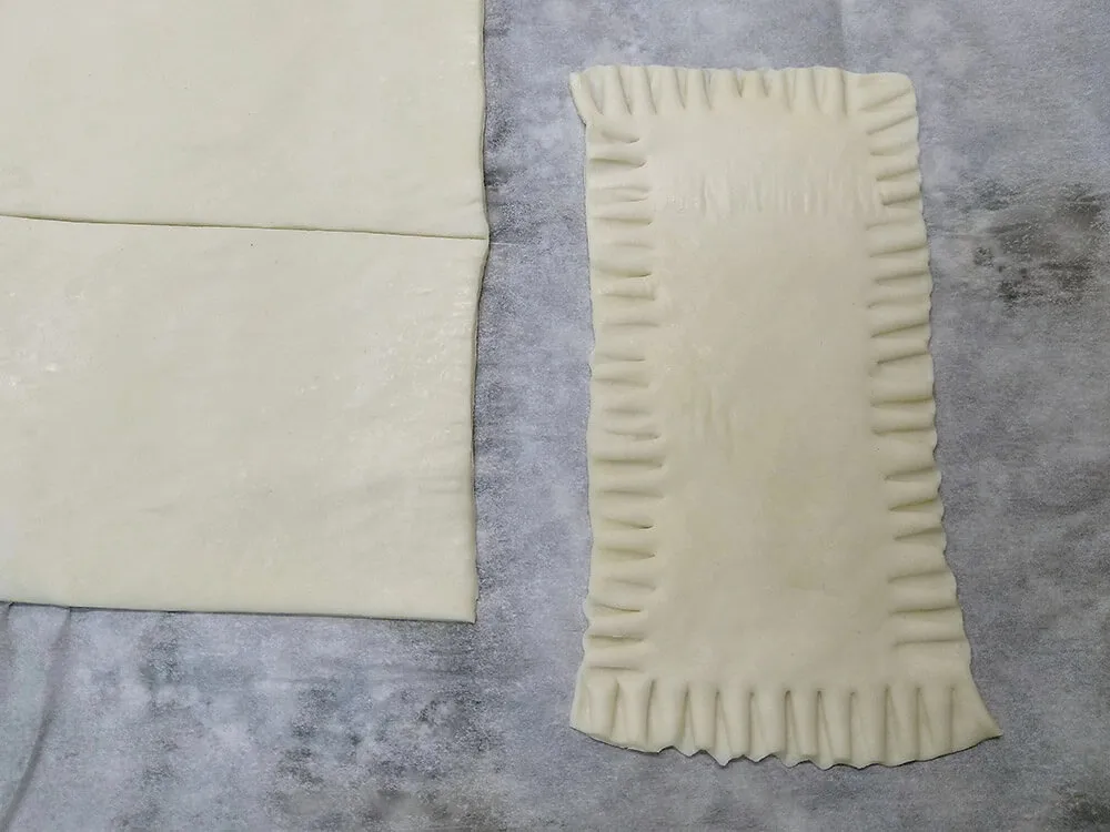 Masa de hojaldre fresca con bordes hechos.