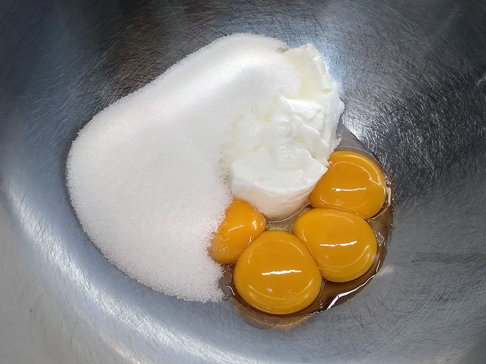 Yemas, azúcar y yogur.