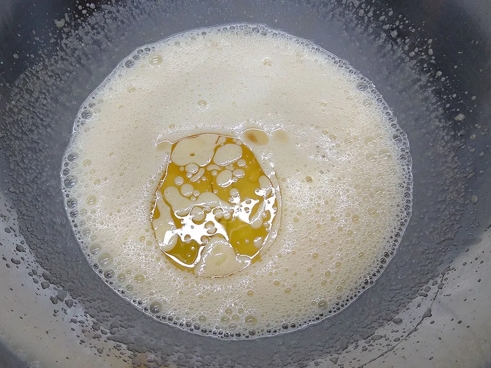 Yemas, azúcar, yogur y aceite de girasol.