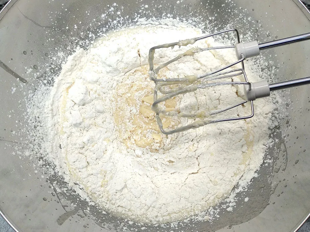 Masa de bizcocho con harina tamizada.