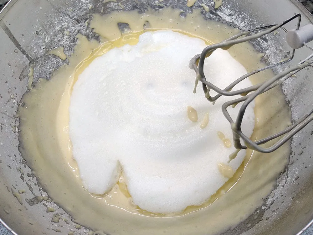 Masa de bizcocho con claras montadas.