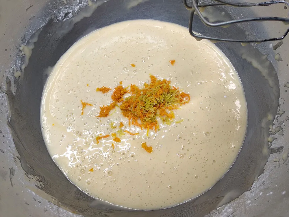 Masa de bizcocho con ralladura de limón y naranja.