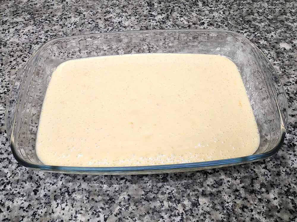 Masa de coca de bizcocho lista para hornear.