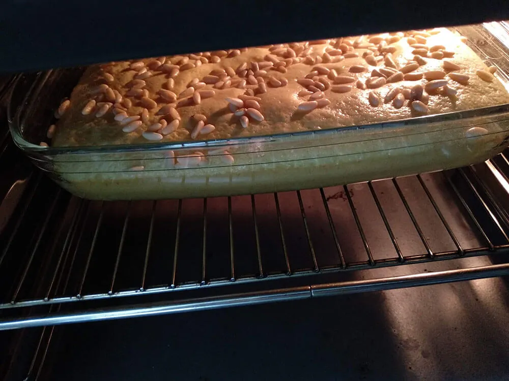 Coca de bizcocho semi horneada.