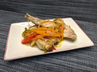 Primera presentación del conejo en escabeche.