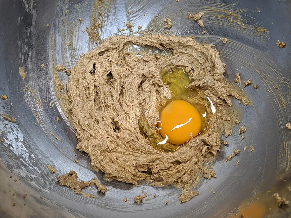 Mantequilla; azúcar panela y huevo.