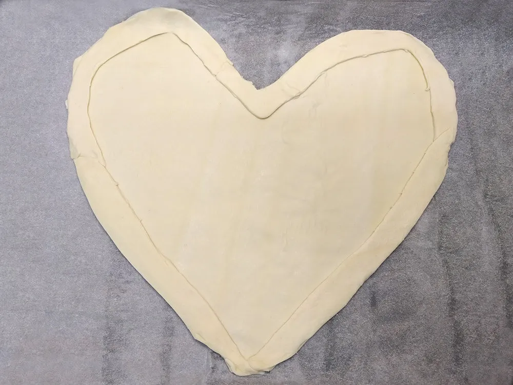 Corazón de hojaldre crudo