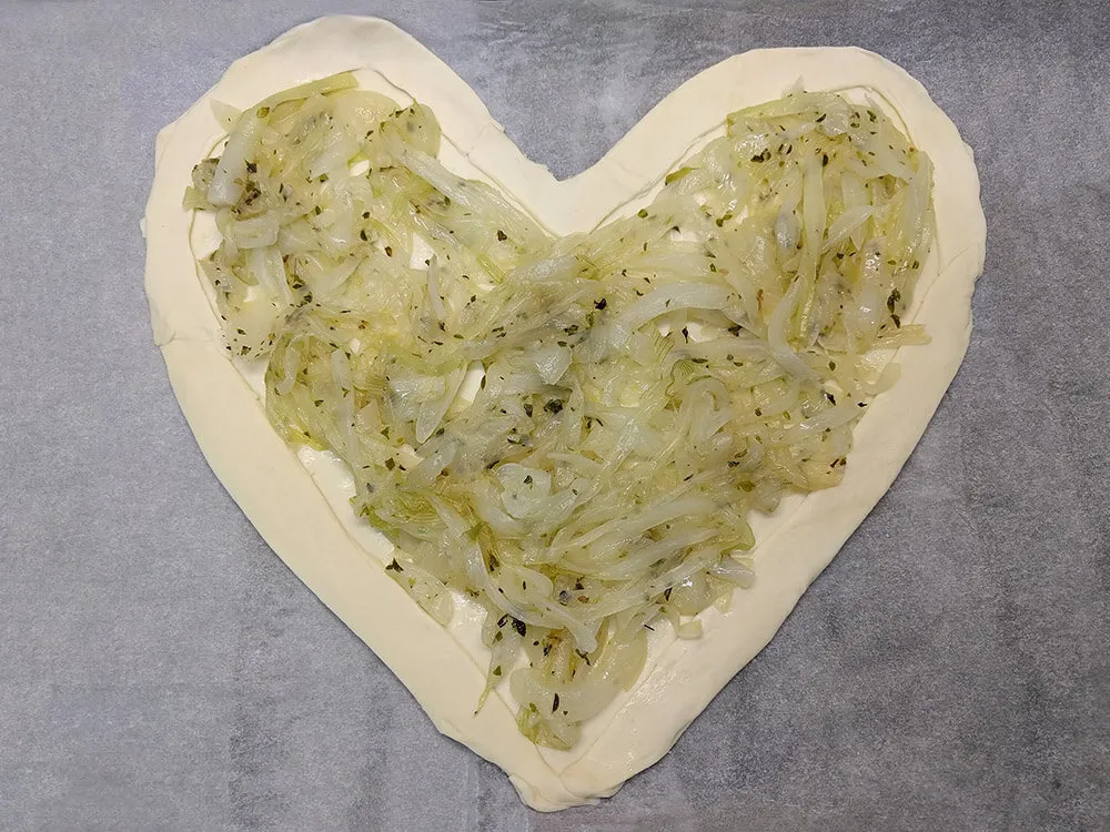 Corazón de hojaldre crudo con cebolla frita