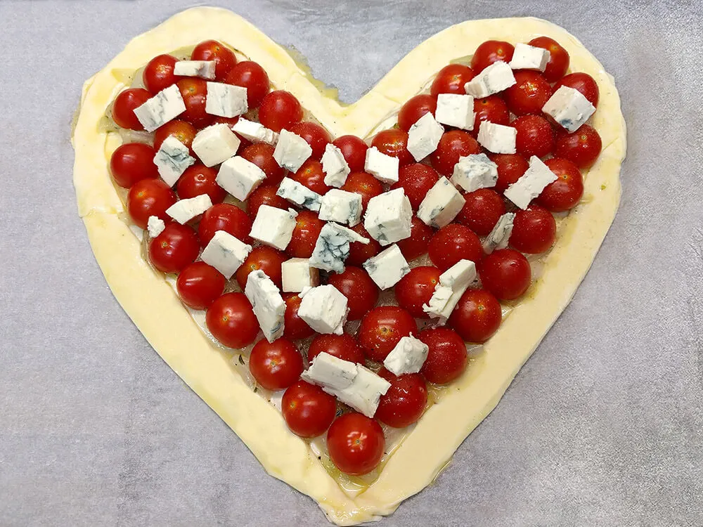 Corazón de hojaldre con cebolla frita, tomates cherry y Gorgonzola