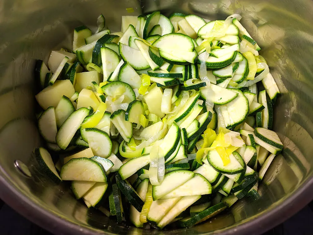 Puerro cortado en olla.