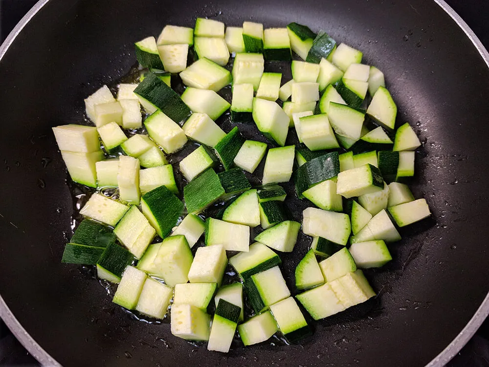 Calabacín, patata, puerro y caldo.
