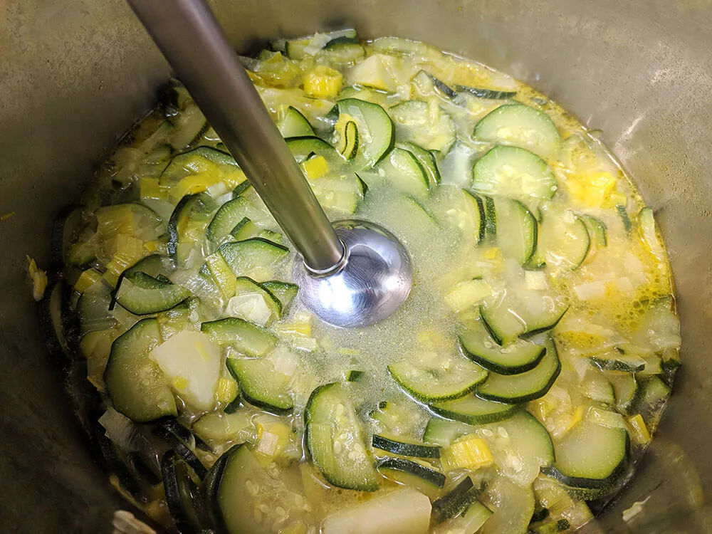 Dados de calabacín fritos.