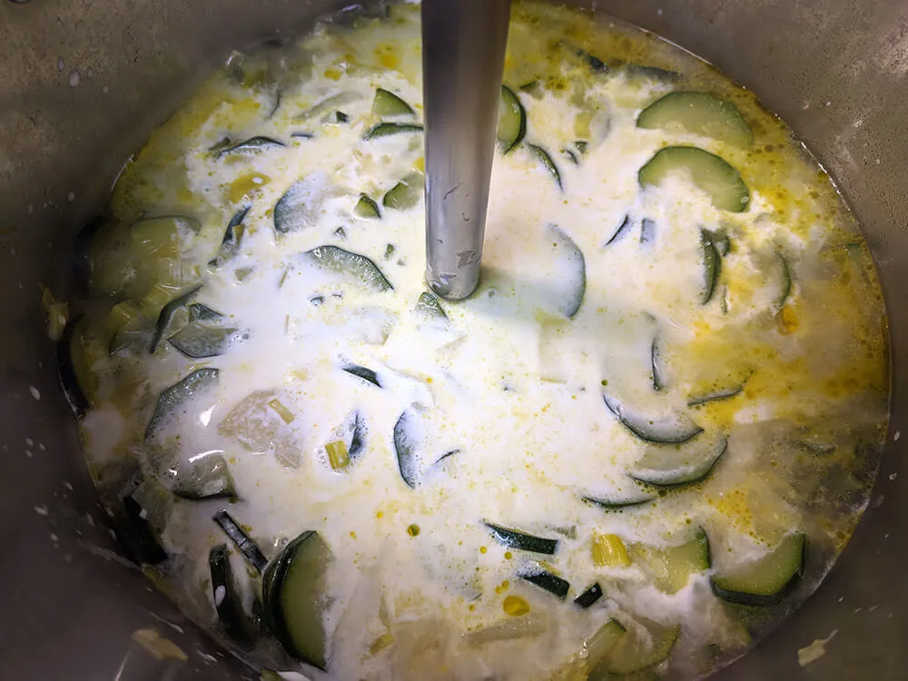 Calabacín, patata y puerro hervidos en caldo.