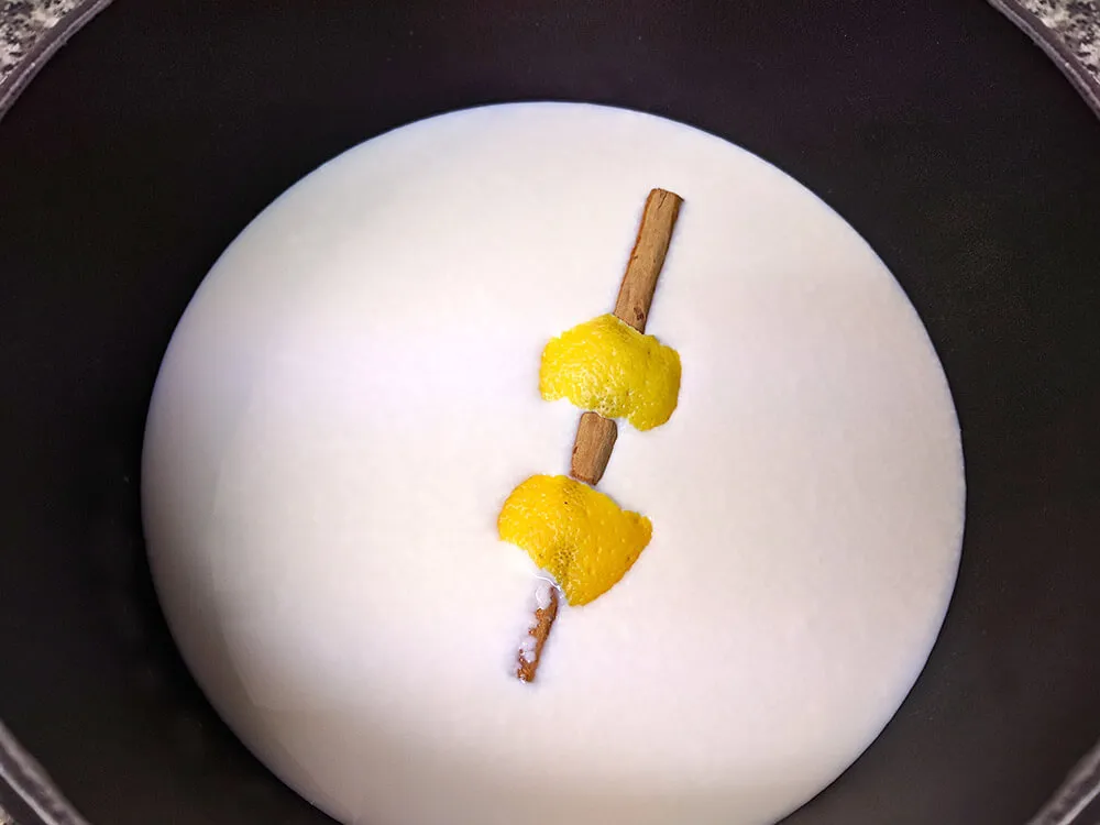 Leche, crema de leche, corteza de limón y canela.