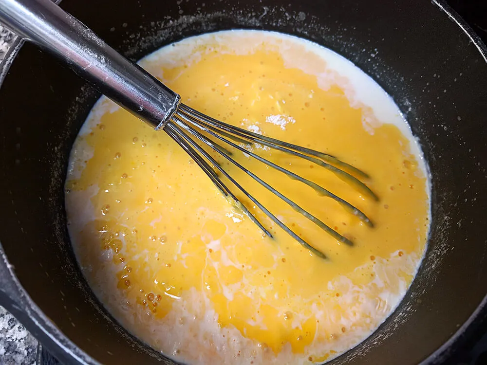 Leche infusionada y yemas con maicena.