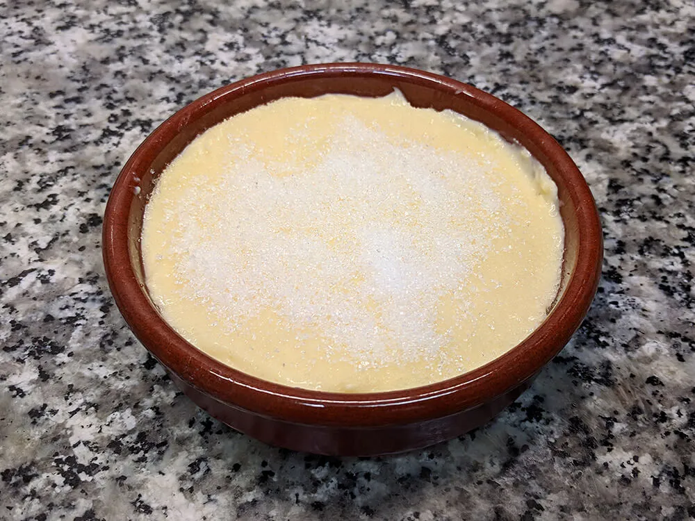 Crema catalana con azúcar.