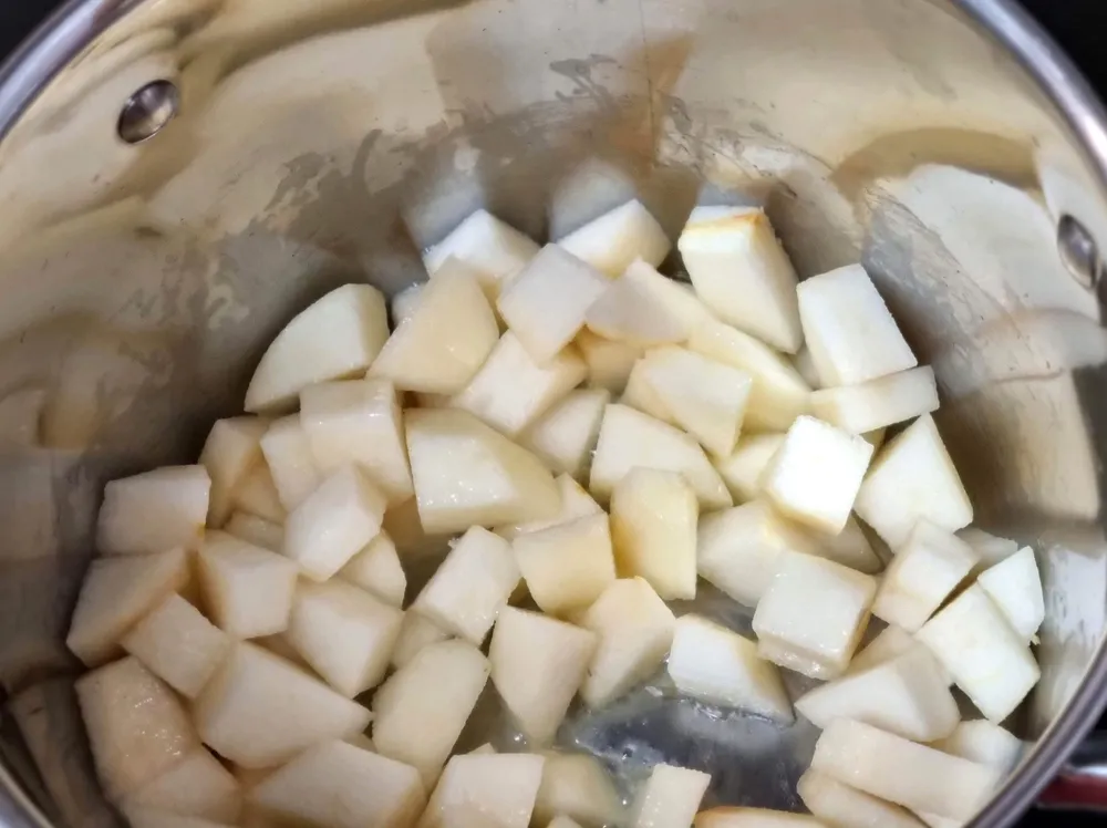 Dados de pera en cazuela.