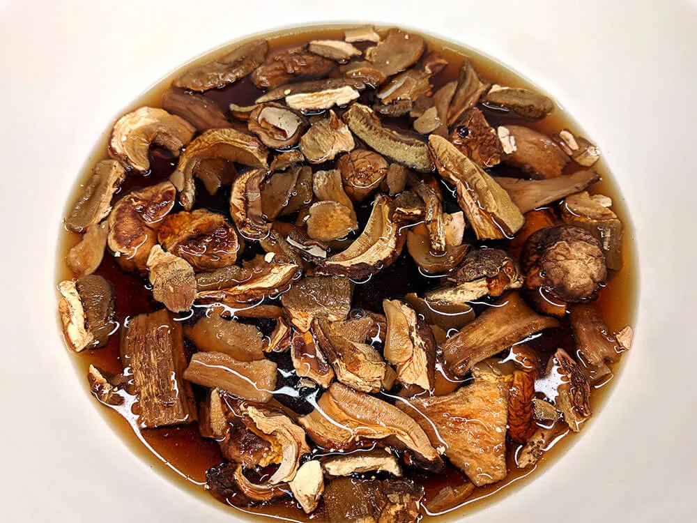 Ceps deshidratados en remojo.