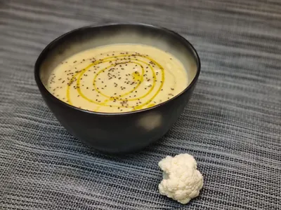 Crema de coliflor y manzana con queso azul