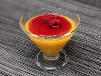 Tercera presentación de la crema de naranjas con coulis de frambuesas